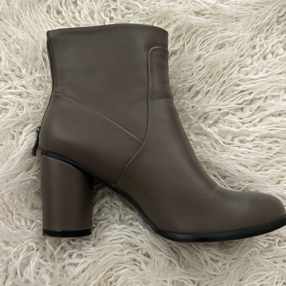 3/4 back zip booties. Round heel.